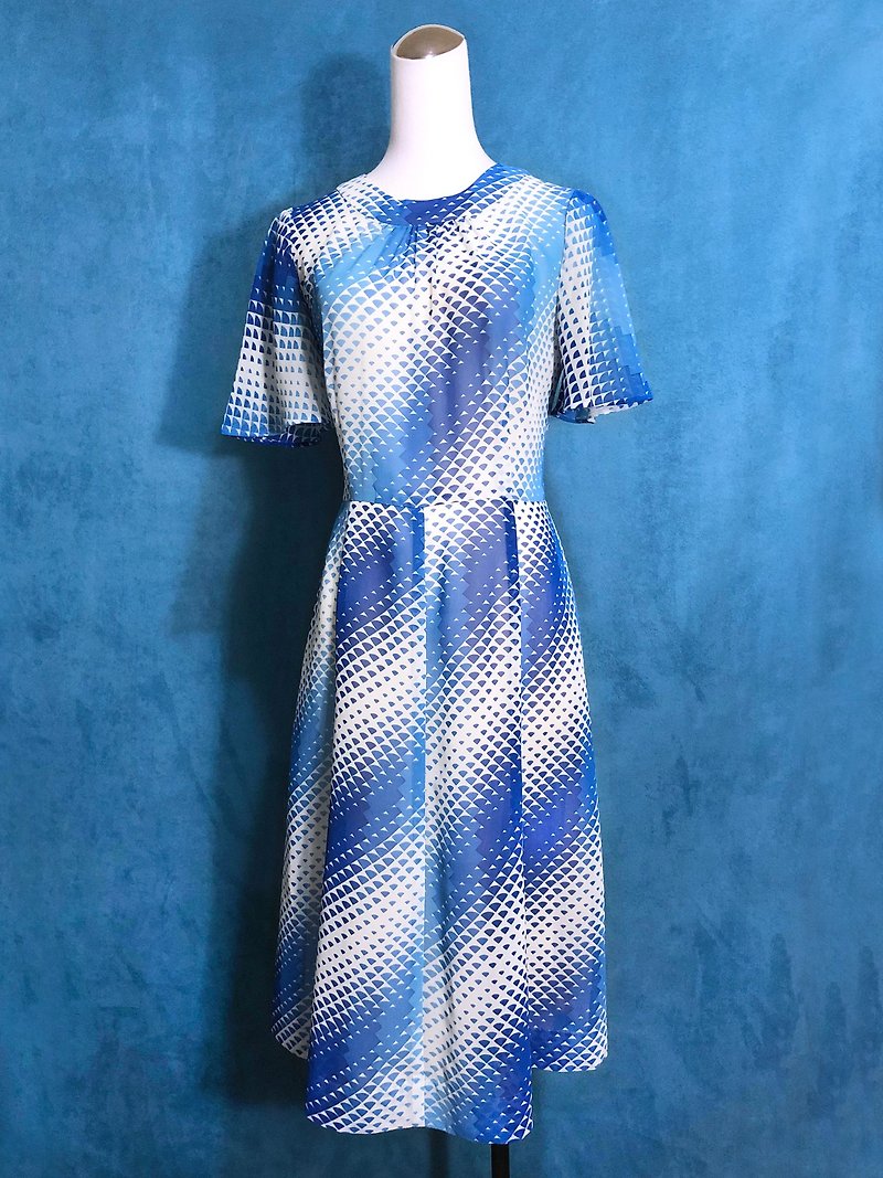Geometric Totem, Wide Arc Sleeve, Vintage Dress / Brought Back VINTAGE Abroad - ชุดเดรส - เส้นใยสังเคราะห์ ขาว