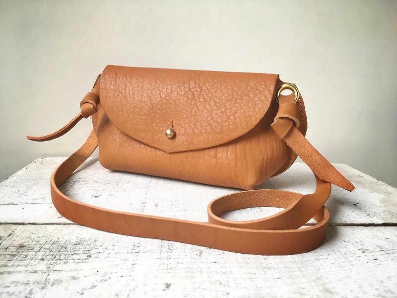 Lau go go Order page Change size and color Himeji leather Nume leather shoulder pouch - กระเป๋าแมสเซนเจอร์ - หนังแท้ สีดำ