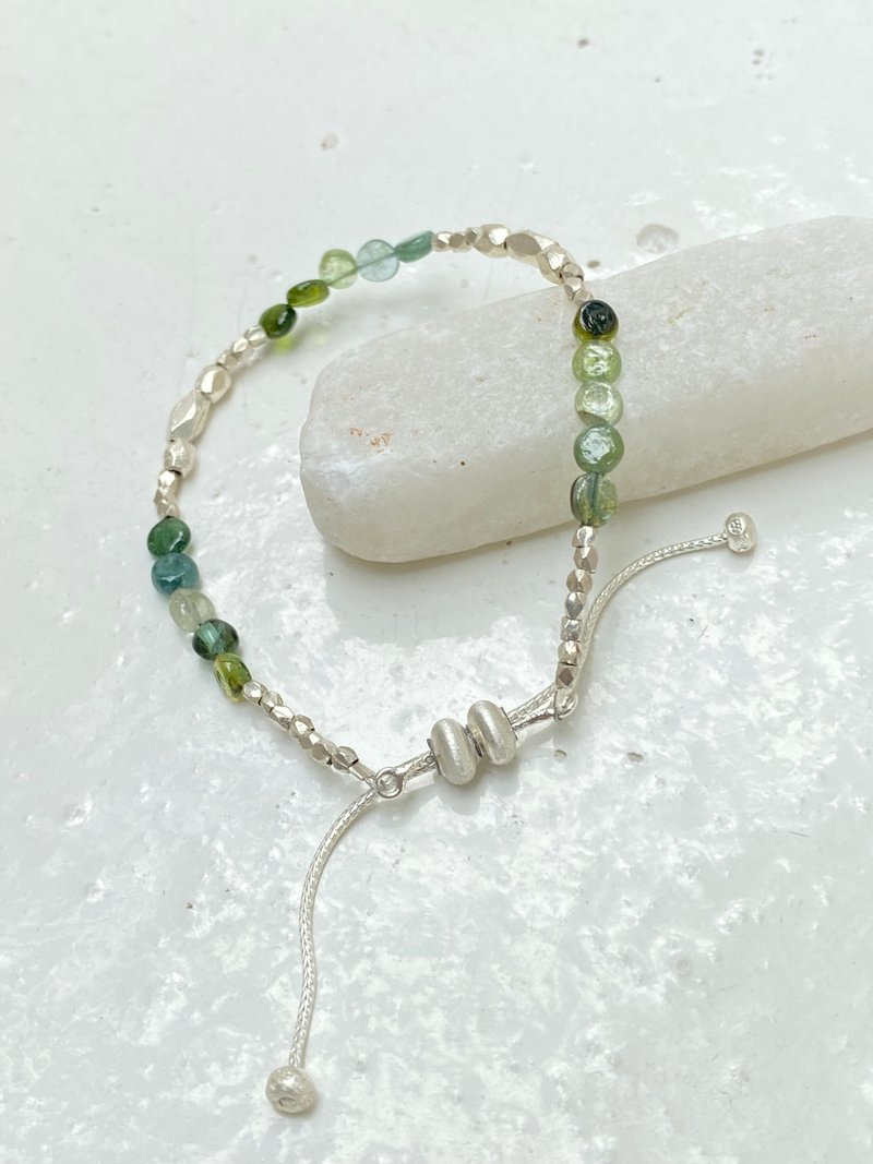 A WALK IN THE FOREST: Tourmaline and silver beads bracelet (B0098) - สร้อยข้อมือ - เงิน สีเขียว