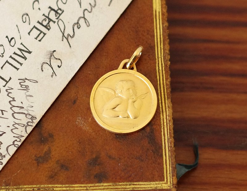 Old and good antique jewelry Vintage gold round relief French little angel pendant CH249 - สร้อยคอ - โลหะ สีทอง