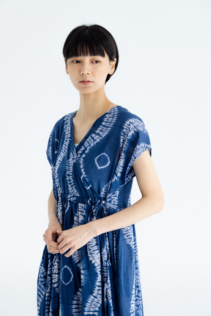 Short-sleeved v-cardigan tie-dye blouse dress_Lambo - ชุดเดรส - ผ้าฝ้าย/ผ้าลินิน 