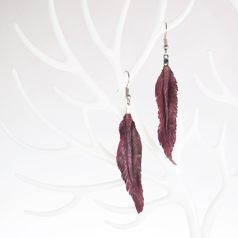 Leather Crave Earring Feather design - Plum Caspia - Earrings & Clip-ons - Genuine Leather Purple