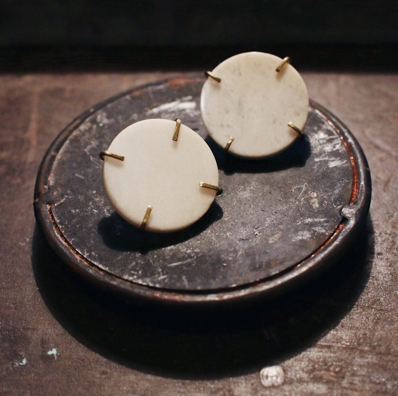 MU   石 Stone系列  白玉石圓片黃銅耳環 - 耳環/耳夾 - 玉石 白色