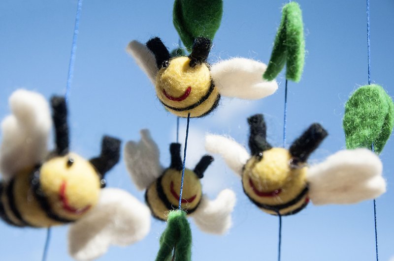 彌月禮物 手工羊毛氈吊飾/Boho嬰兒床吊飾/童房掛飾-蜜蜂葉子花朵 - 裝飾/擺設  - 羊毛 多色