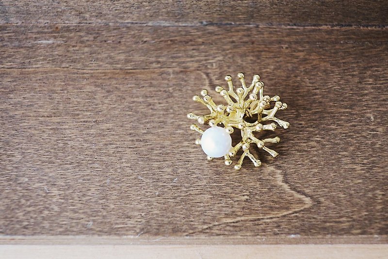 [Endorphin] brass coral pearl pin - Brooches - Other Metals Gold