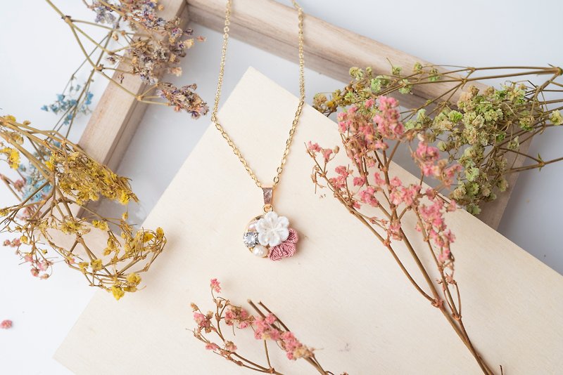 [Small bells] つまみ fine work / freshwater pearl crystal and wind cloth flower necklace (bean pink) - Chokers - Other Man-Made Fibers Pink