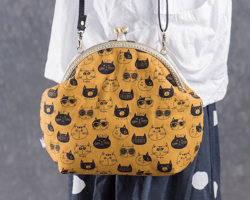 【貓咪臉貼紙】復古金屬口金包-大款 #隨身包 #可愛 #貓咪 #卡通 - 側背包/斜孭袋 - 棉．麻 咖啡色