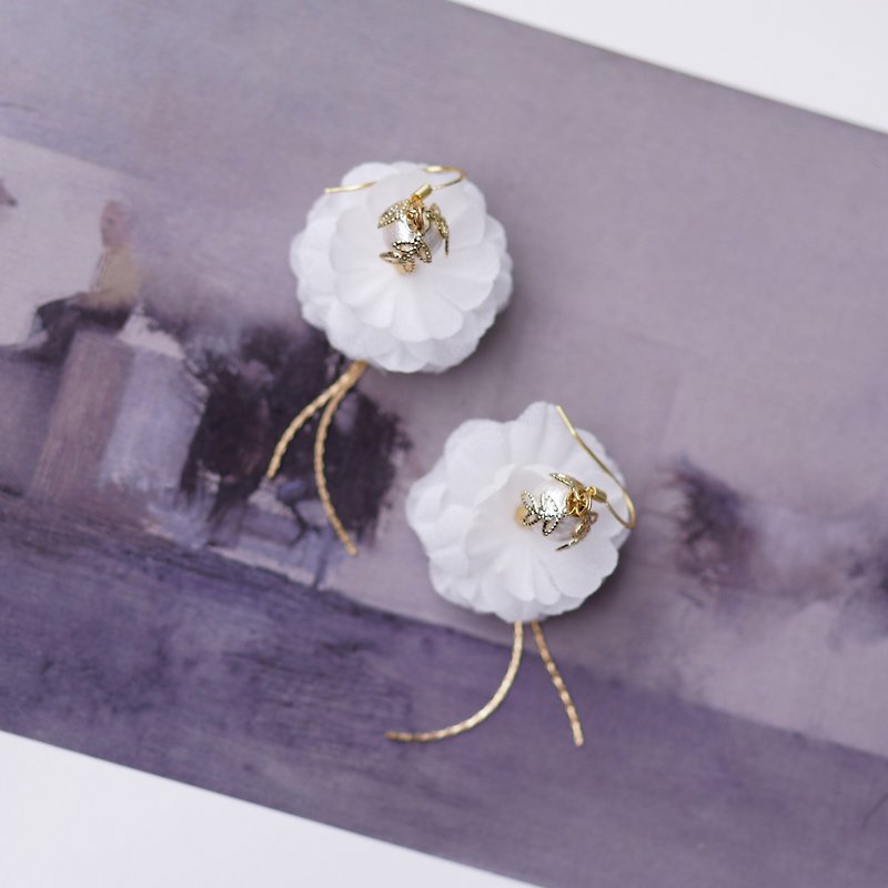 Cynthia | Pure White Flower Cotton Pearl Earrings - ต่างหู - วัสดุอื่นๆ ขาว