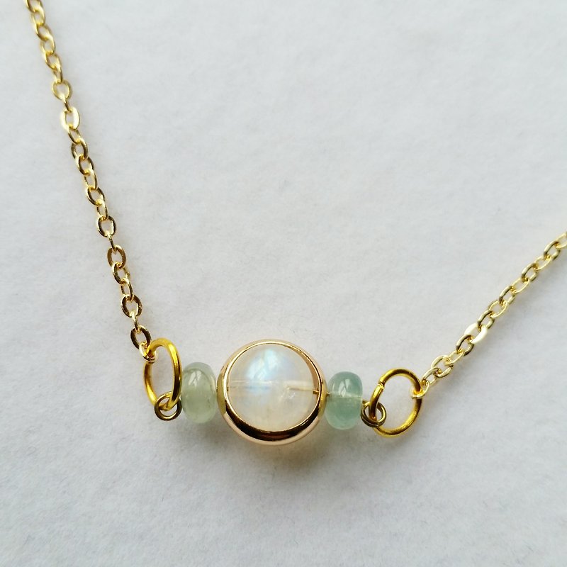 8MM Moonstone, Aquamarine Flat Beads Gold-plated Necklace - สร้อยคอ - เครื่องเพชรพลอย สีน้ำเงิน