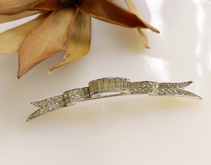 Western antique ornaments. TRIFARI silver ribbon and diamond pin - เข็มกลัด/พิน - โลหะ สีเงิน