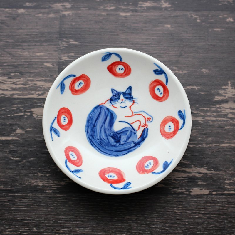 tuxedo cat with red flower small dish - จานเล็ก - ดินเผา สีน้ำเงิน