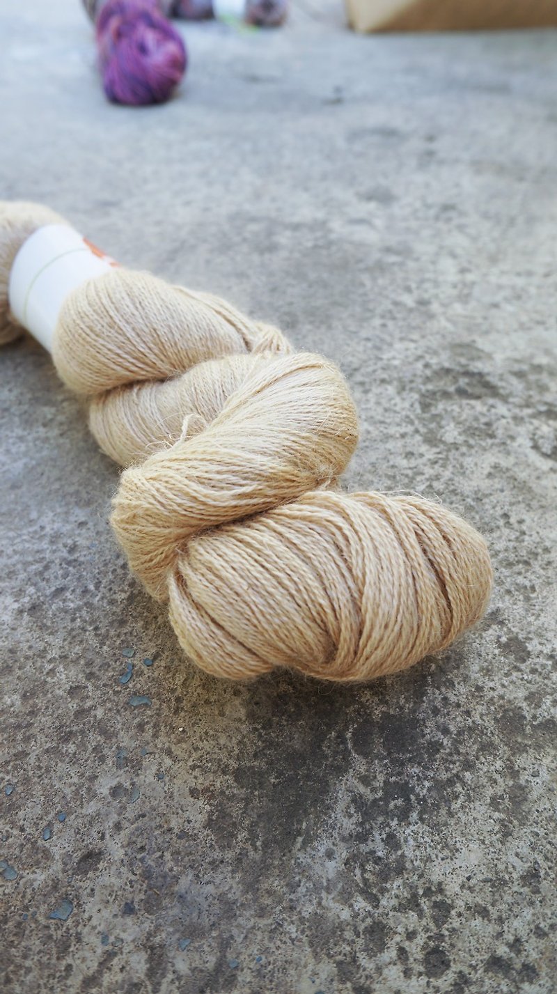 Hand dyed lace thread. Camel (Alpaca/Silk/Linen) - เย็บปัก/ถักทอ/ใยขนแกะ - ขนแกะ 