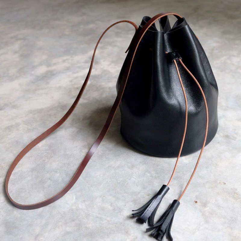 Mini Black Leather Bucket Bag / Leather Drawstring Handbag - 側背包/斜背包 - 真皮 黑色