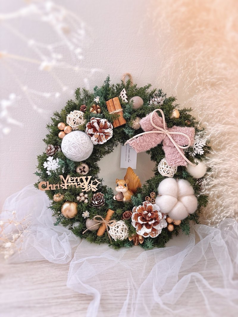 【聖誕花圈】冬日松鼠花圈-大 l 日本永生雪松 附贈禮盒包裝 - 乾燥花/永生花 - 植物．花 綠色