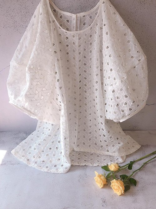 SukiNa 連袖蓬鬆雲朵泡泡袖罩衫上衣-棉質幾何簍空刺繡蕾絲