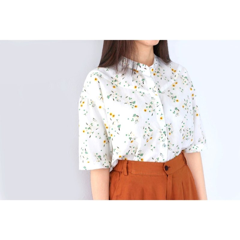 Round neck shirt with front slit, three squares cut on front and back. - 女上衣/長袖上衣 - 棉．麻 