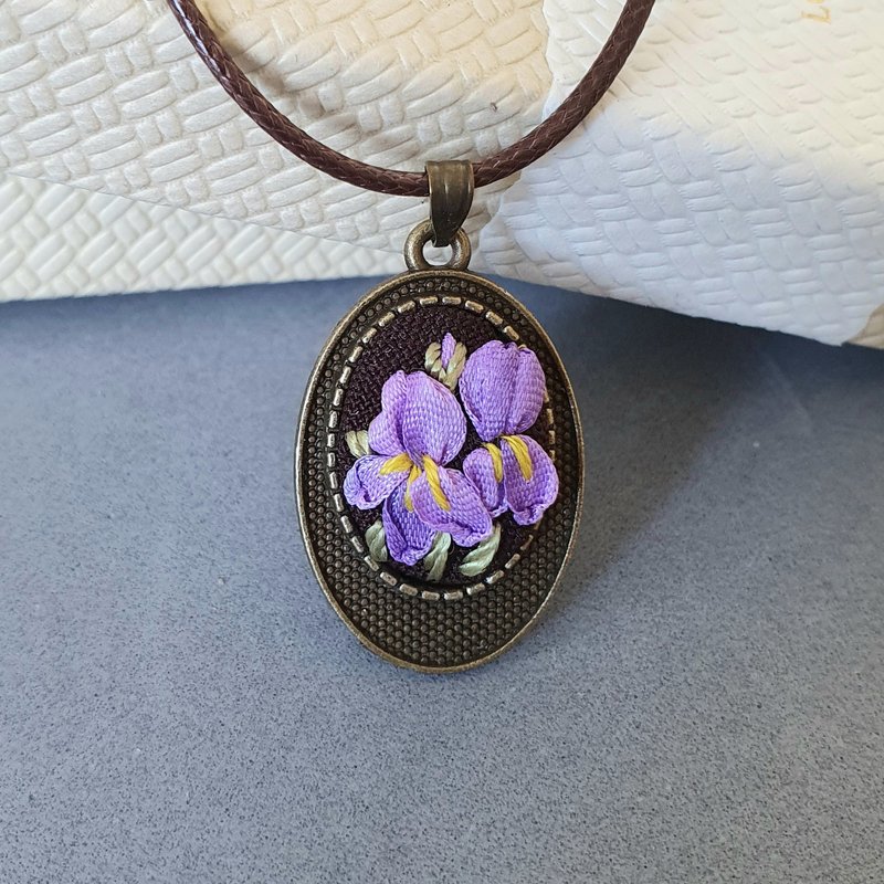 刺繡 珠寶 Ribbon embroidered pendant for her, iris embroidery - Necklaces - Silk Purple