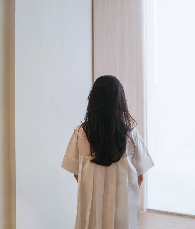 Japanese Cotton White Back Pleated Dress - ชุดเดรส - ผ้าฝ้าย/ผ้าลินิน ขาว