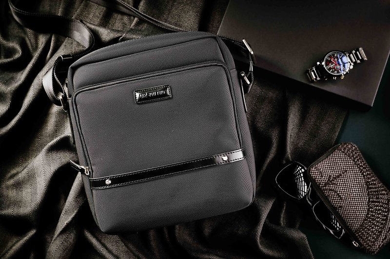 Waterproof nylon cloth trim leather backpack - กระเป๋าแมสเซนเจอร์ - วัสดุกันนำ้ สีดำ