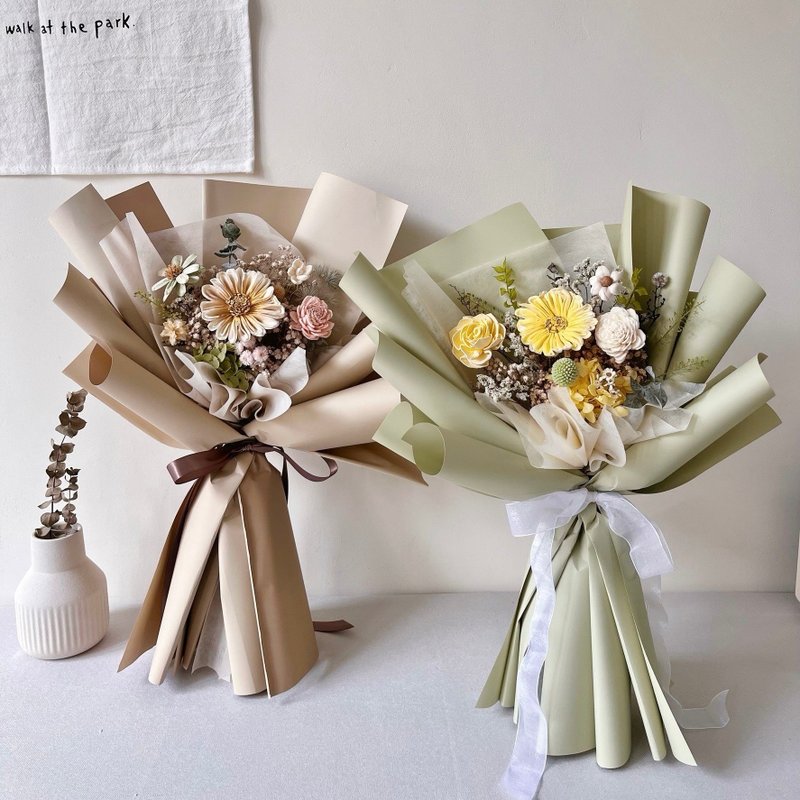 Forest dry bouquet graduation bouquet - ช่อดอกไม้แห้ง - พืช/ดอกไม้ หลากหลายสี