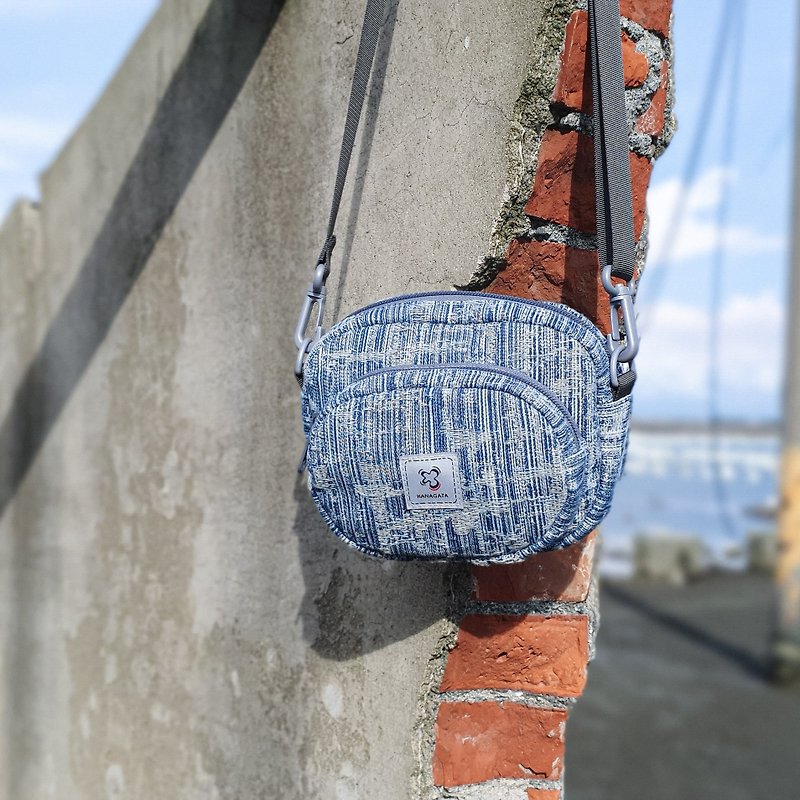Urban Roaming Lightweight Woven Cross-grain Denim Blue Crossbody Bag Oval Bag - กระเป๋าแมสเซนเจอร์ - ผ้าฝ้าย/ผ้าลินิน สีน้ำเงิน