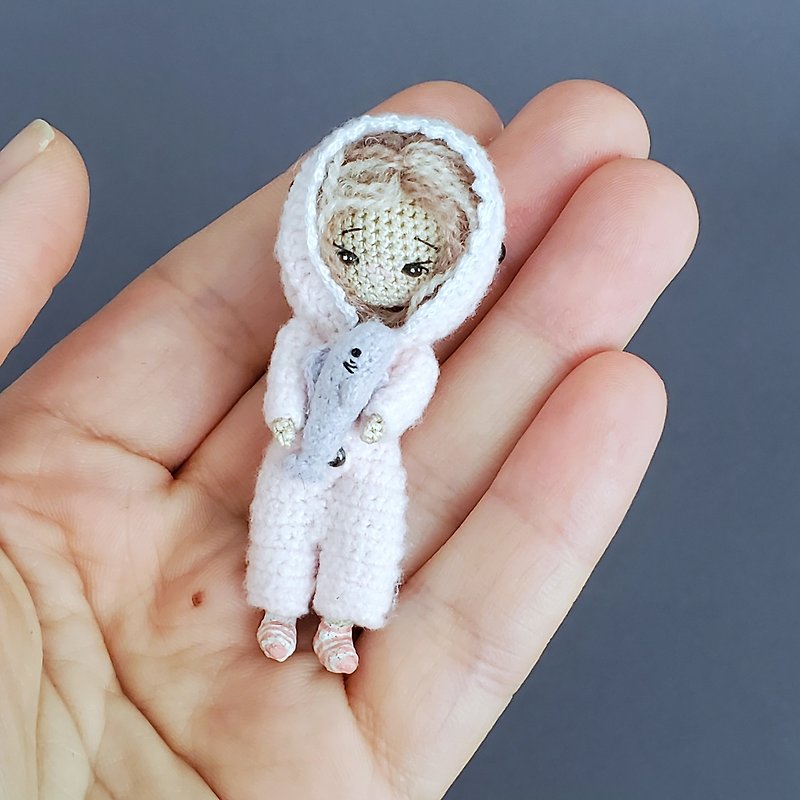 Custom miniature crocheted doll with movable legs. Dollhouse miniature. - ตุ๊กตา - ผ้าฝ้าย/ผ้าลินิน สึชมพู