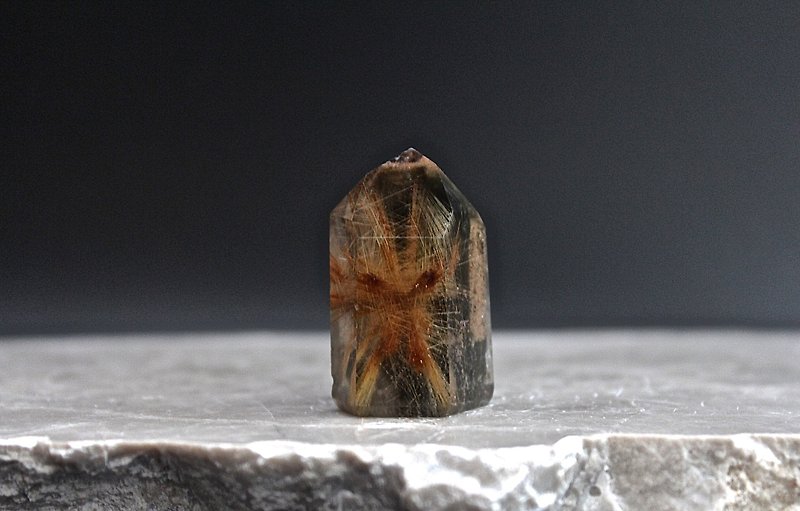 石栽 SHIZAI-異象金髮晶柱-含底座 - 裝飾/擺設  - 水晶 金色