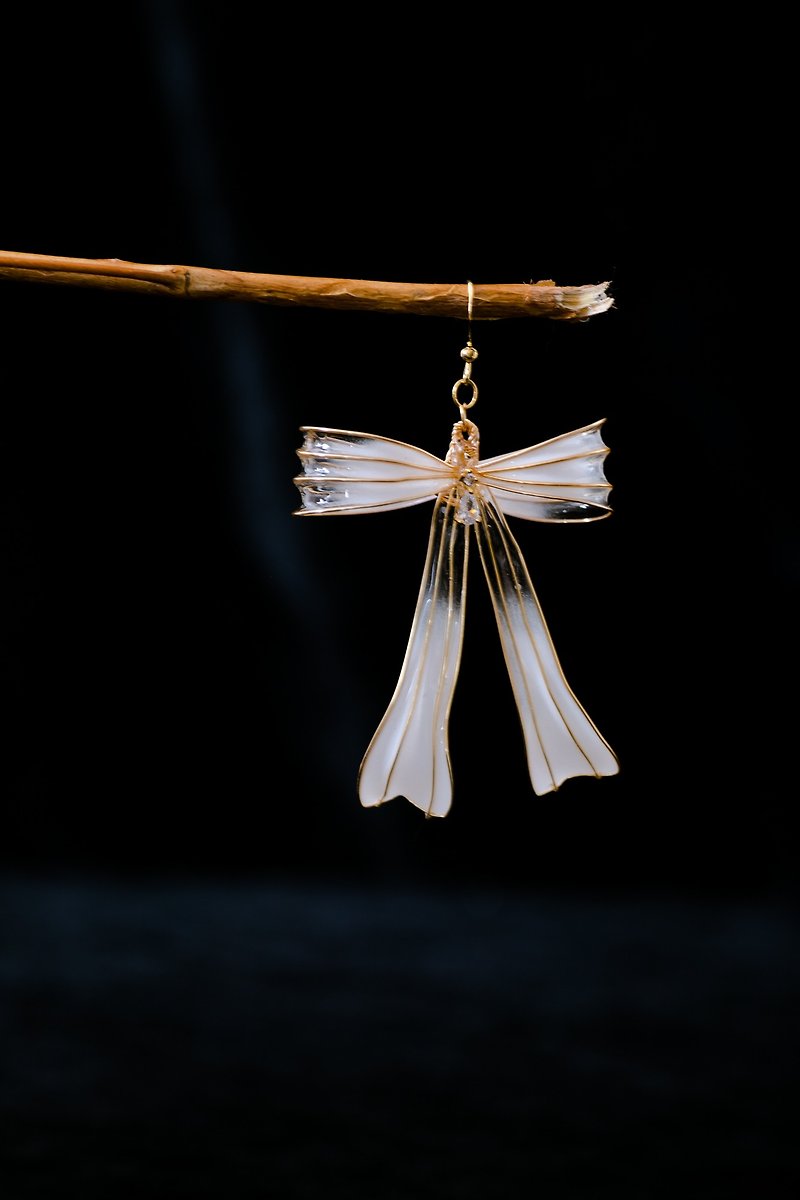 パリの女優の立体的な弓のイヤリング-グラデーションホワイト、ホワイト - ピアス・イヤリング - プラスチック ホワイト