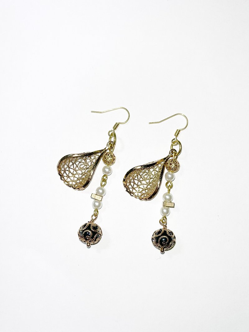 black fin earrings - ต่างหู - โลหะ สีทอง