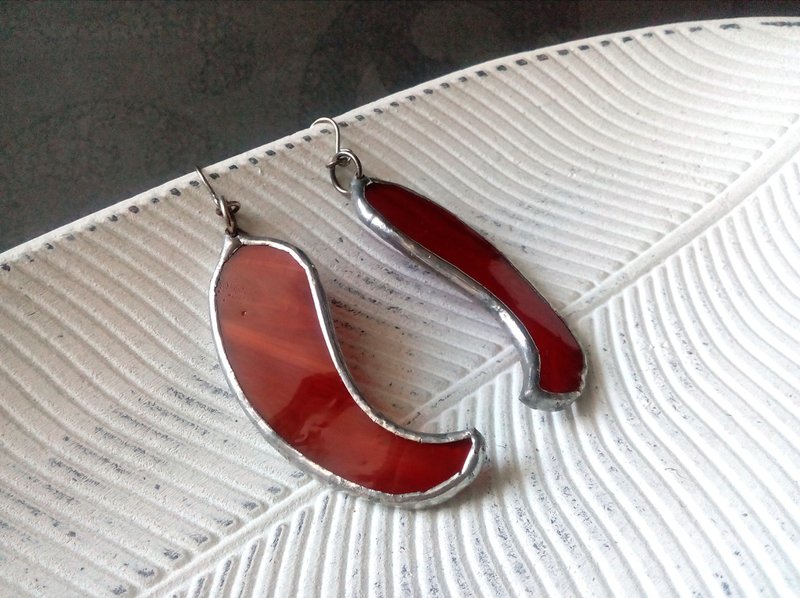 Glass pepper scarlet witch earrings. red curvy wavy glass earrings. - 耳環/耳夾/耳骨夾 - 玻璃 紅色