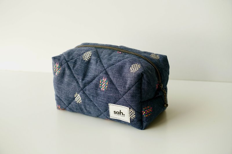 Indian embroidered fabric Printed Quilt Box Pouch - กระเป๋าเครื่องสำอาง - ผ้าฝ้าย/ผ้าลินิน 