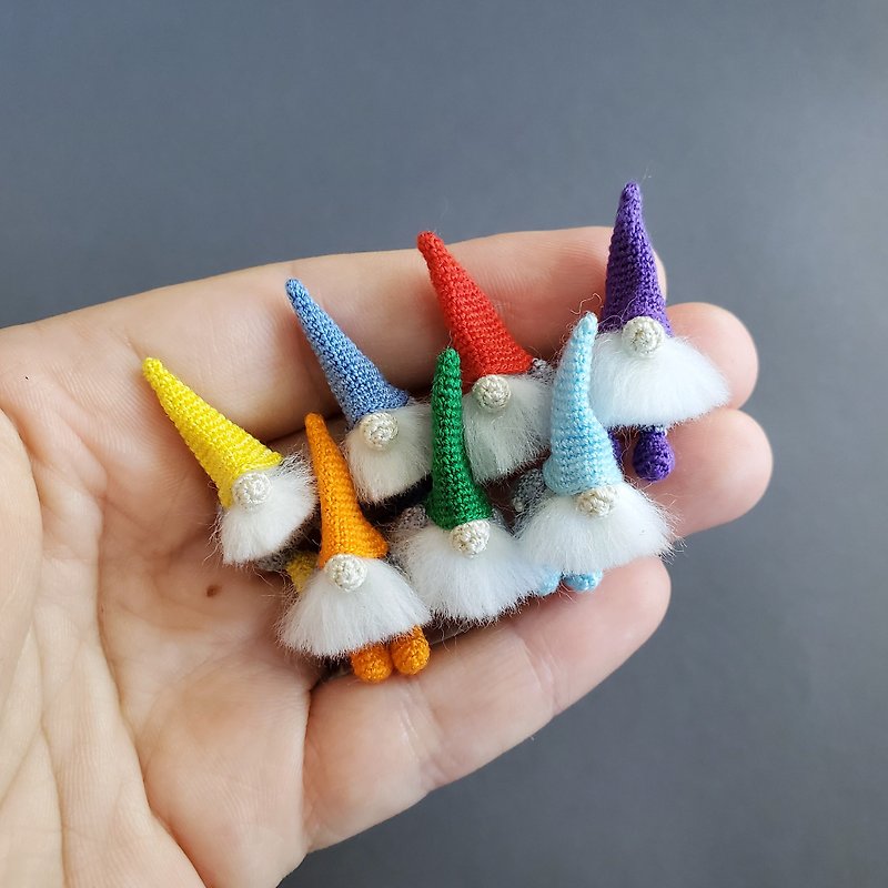 Extreme micro crocheted gnome. Dollhouse miniature. Scandinavian crochet gnome. - ตุ๊กตา - ผ้าฝ้าย/ผ้าลินิน หลากหลายสี