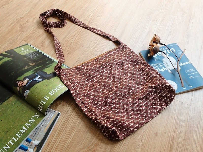 Handmade kimono fabric shoulder bag / 绢no.38 - Messenger Bags & Sling Bags - Silk Brown
