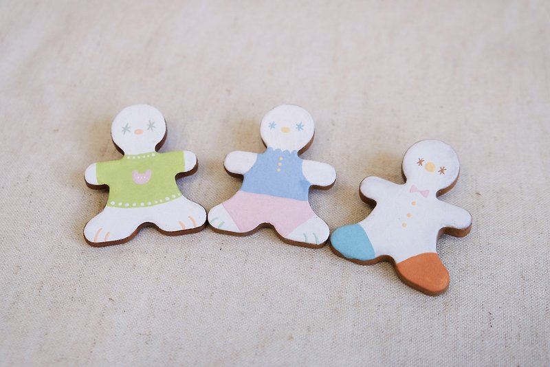 Wearing clothes randomly gingerbread man clay brooch - Brooches - Pottery 