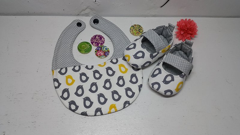 小企鵝排排站彌月禮  寶寶鞋+圍兜 - 彌月禮盒 - 其他材質 多色