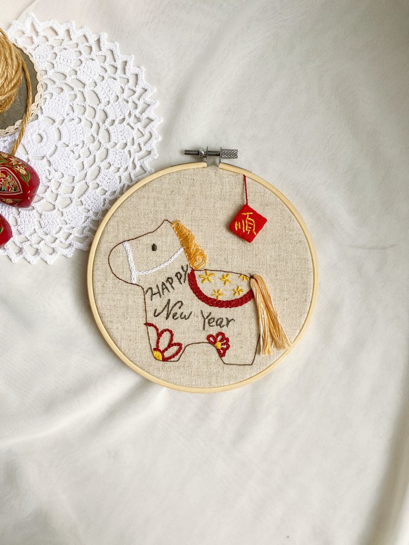 【芳小姐手作】馬年順調 新年おめでとう 子馬の刺繍壁飾りフレーム ミニギフト - 置物 - コットン・麻 多色