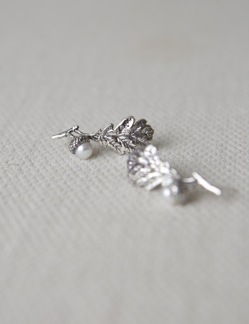 Sterling Silver Pearl Acorn Leaf Earrings - ต่างหู - เงินแท้ สีเงิน