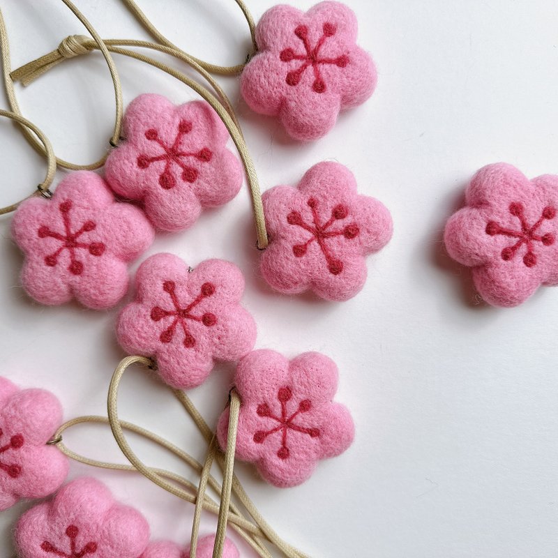 Wool felt plum blossom hanging ornament - Keychains - Wool Pink