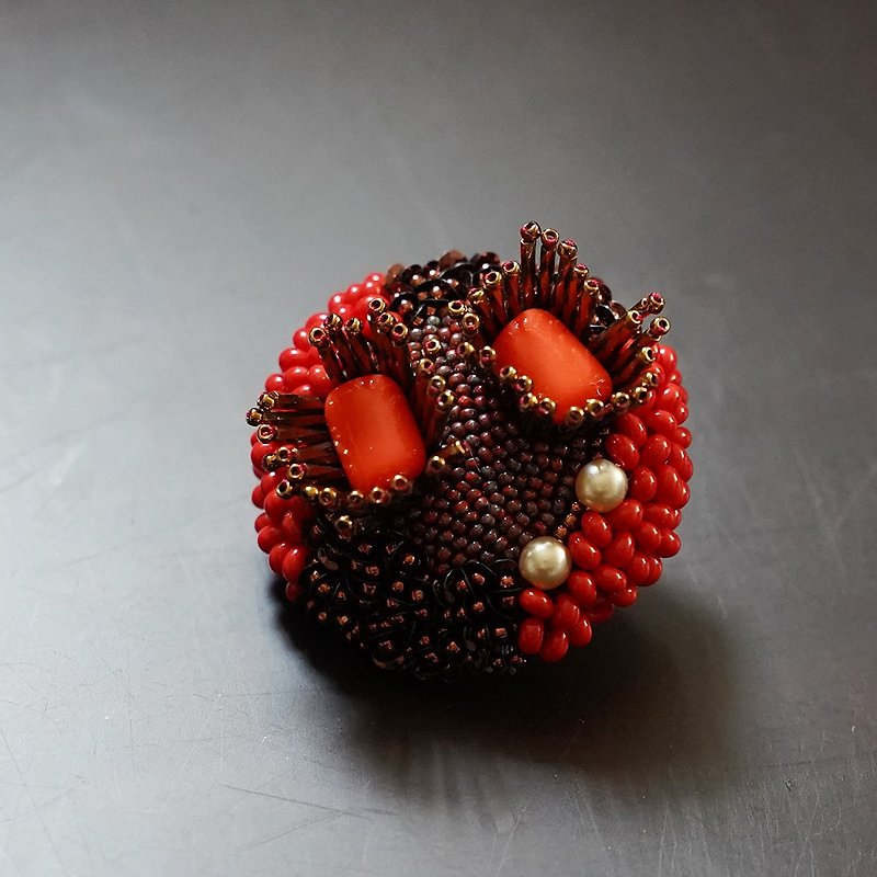 Red and copper beads brooch, statement and sparkly circle brooch 10 - เข็มกลัด - พลาสติก สีแดง