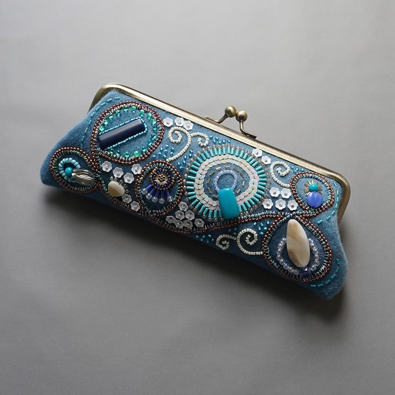 Can also be used as a glasses case Beaded embroidered pen case kiss lock bag 11 Dull blue One of a kind Free shipping Respect for the Aged Day Mother's Day Gift - กล่องแว่น - ขนแกะ สีน้ำเงิน