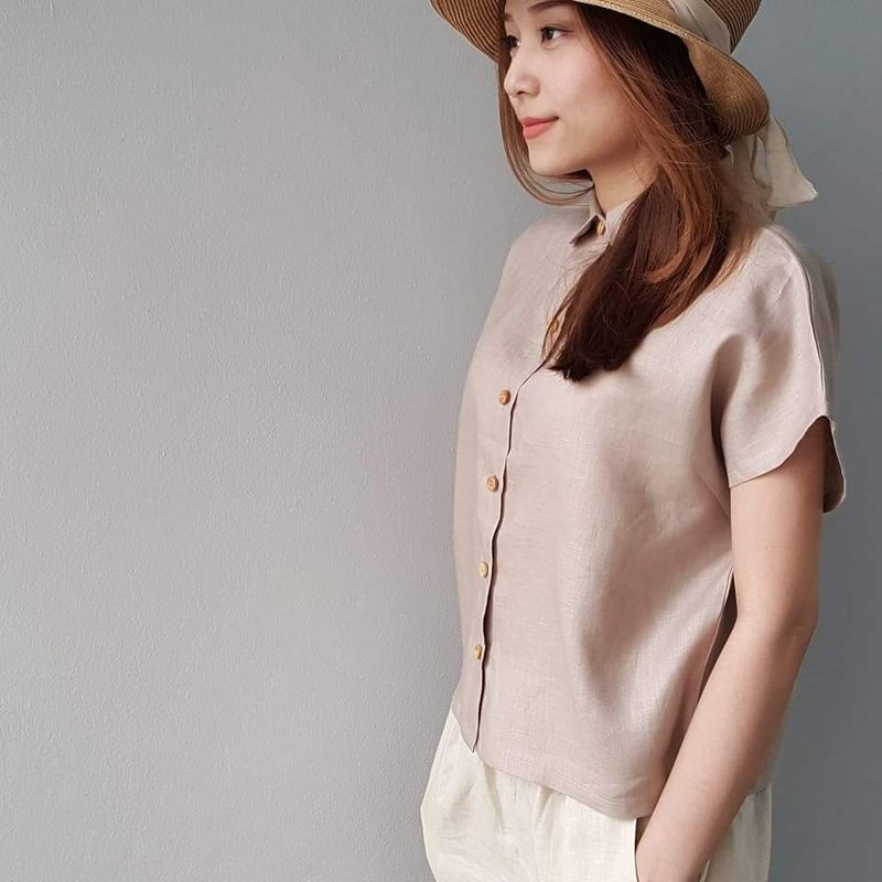 Linen Shirt with Wooden buttons (Short-sleeved)-Khaki - 女襯衫 - 棉．麻 卡其色