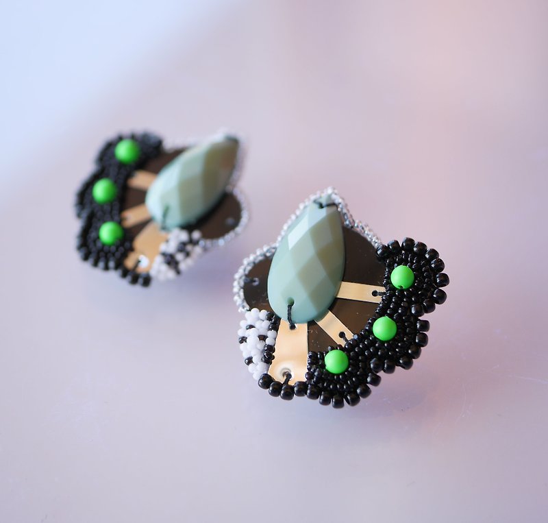 tsububu/bead embroidery/microorganisms/pierced earrings/ Clip-On/pistachio - Earrings & Clip-ons - Thread Black