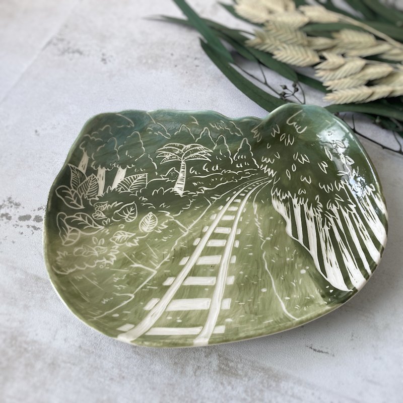Inspiration Series─ Alishan Railway Dessert Plate Illustration Porcelain Plate Landscape - จานและถาด - เครื่องลายคราม สีเขียว