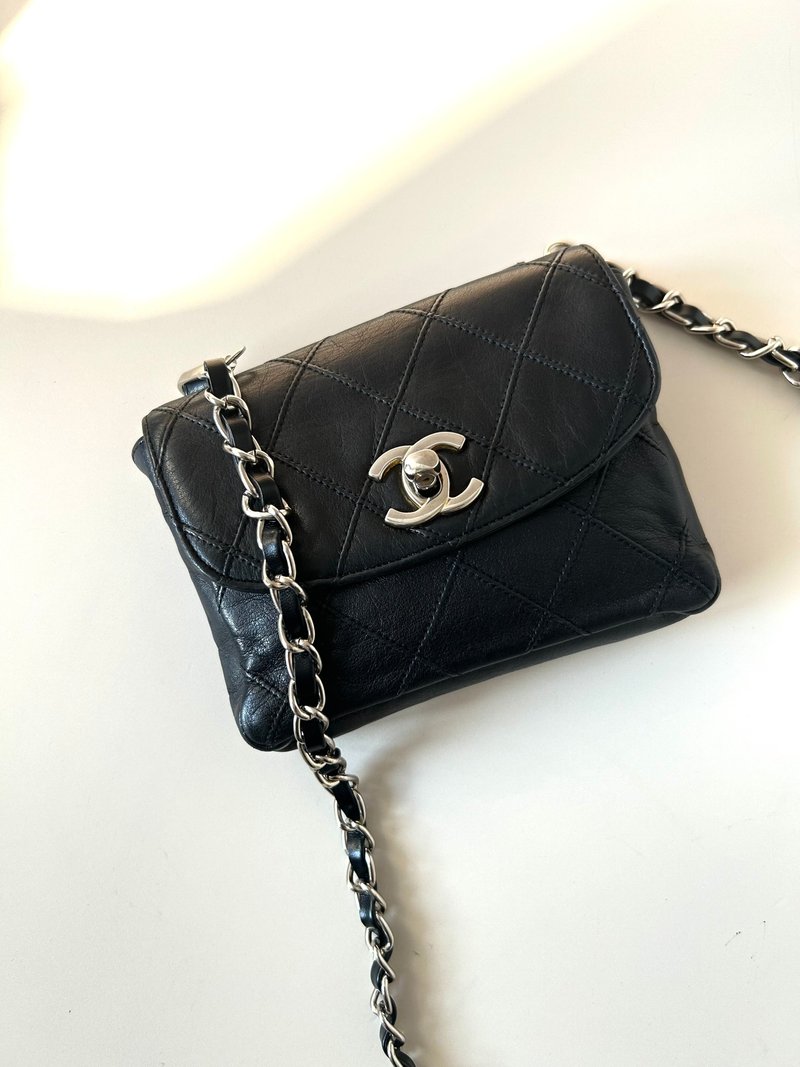 【LA LUNE】Rare second-hand Chanel black leather shoulder crossbody small bag handbag - กระเป๋าแมสเซนเจอร์ - หนังแท้ สีดำ