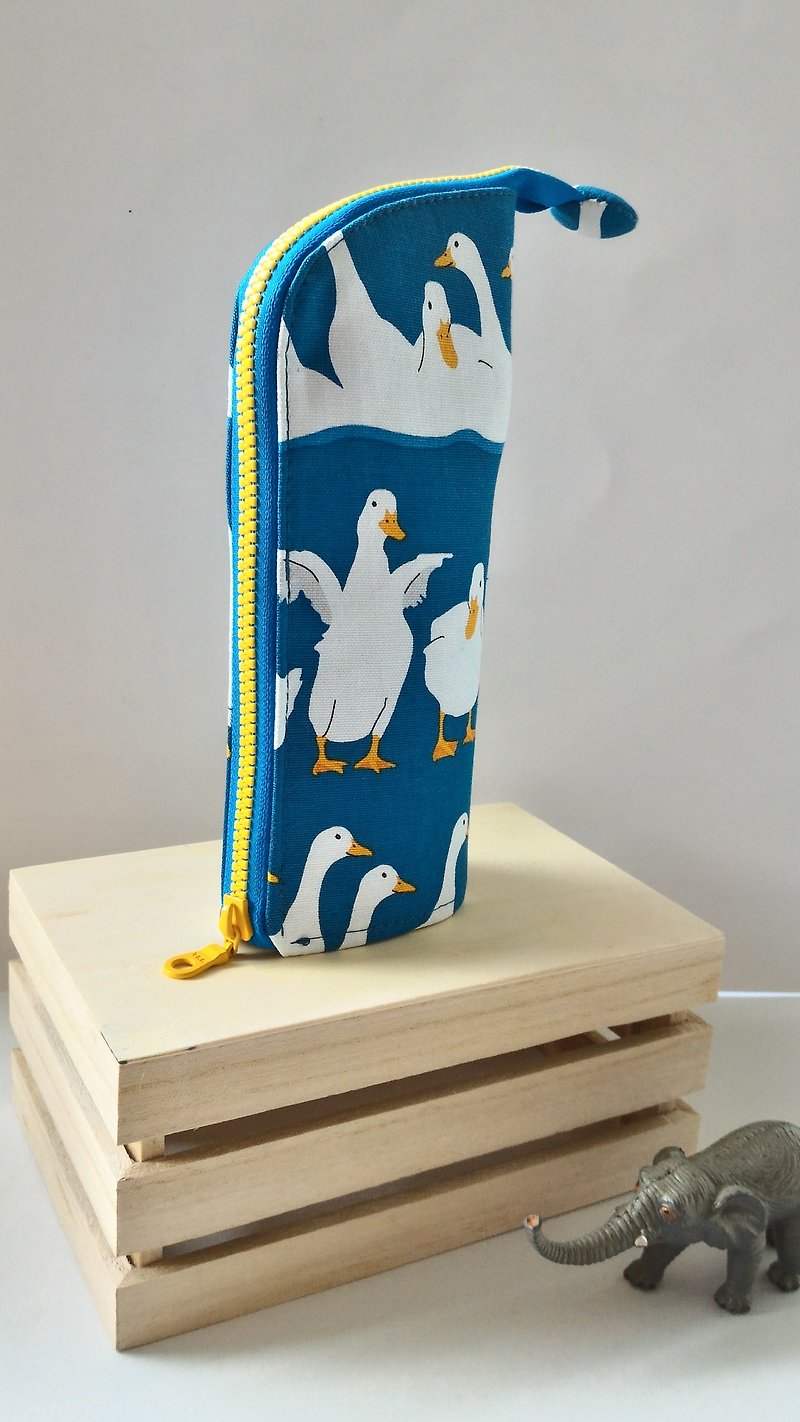 鴨鴨直立式筆袋--畢業 生日 交換禮物 - 鉛筆盒/筆袋 - 棉．麻 