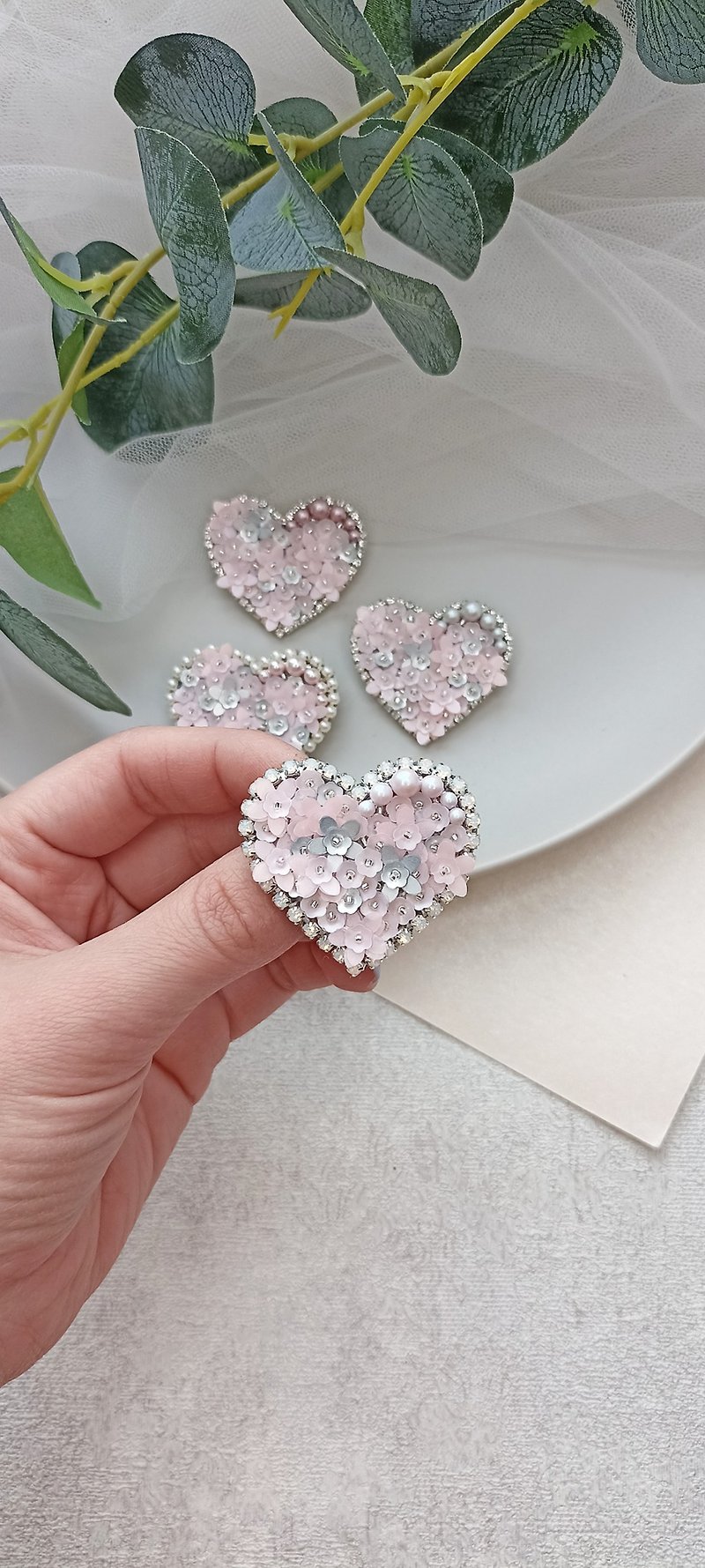 Pink heart brooch gift for her, delicate pink brooch, handmade heart pin - 胸針/心口針 - 不鏽鋼 粉紅色