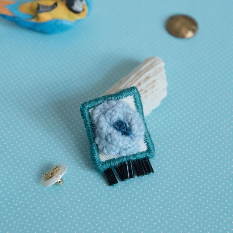 【刺繡飾物】粉藍立體小花　刺繡羊毛胸花/胸章 - 胸針 - 羊毛 藍色
