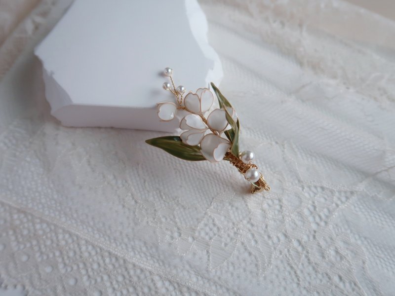 Lily of the Valley Bouquet-Brooch Brooch Crystal Flower Hand-made Bridal Jewelry Gift Accessories - เข็มกลัด - เรซิน ขาว