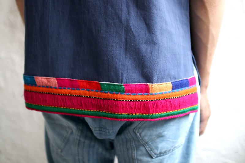 OMAKE Original rear hem Afghan embroidery V-neck. Round neck top. Blue - เสื้อยืดผู้ชาย - ผ้าฝ้าย/ผ้าลินิน สีน้ำเงิน