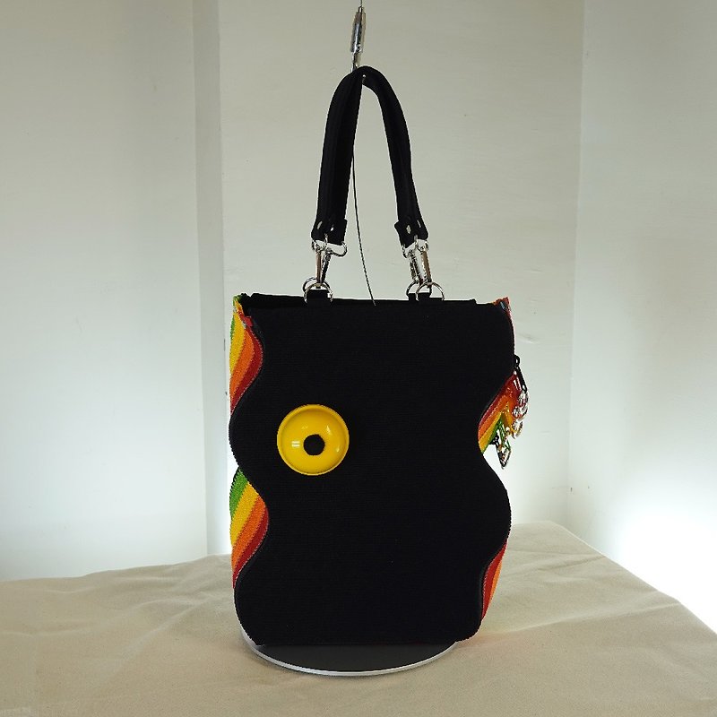 Black Canvas Handbag with a yellow eye. It looks like a shaken handbag. - กระเป๋าถือ - ผ้าฝ้าย/ผ้าลินิน หลากหลายสี